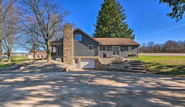 Spacious Massillon Log Cabin w/Fire Pit!