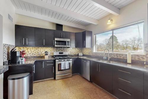 Spacious Nob Hill duplex, 6 bedrooms, sleeps 12