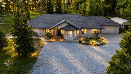 Spacious Ranch Retreat Near Yosemite & Bass Lake with Hot Tub & Game Room