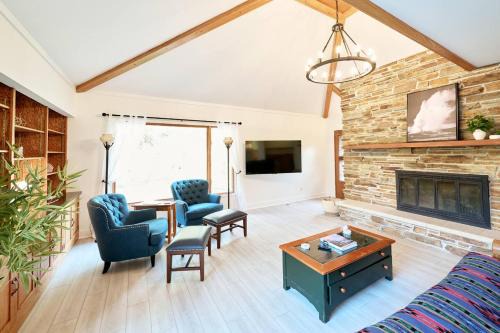 Spacious Retreat Fenced Yard & Patio Walk Downtown