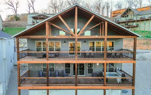 Spacious Rustic Elm Lodge