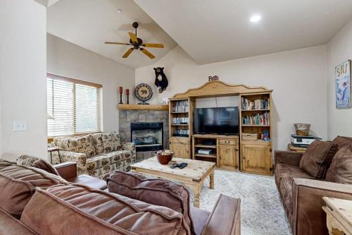 Spacious Townhouse with Private Hot Tub & Shared Pool - Near Ski Resort