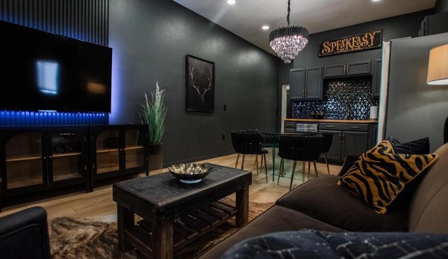 Speakeasy Suite at ArnoTriplex-Close to Downtown-Pet Friendly!