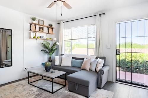 Spring Escape 1BR by UA DT Just 2 Min to Banner