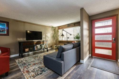 #StayInMyDistrict Eclectic Boise Townhouse near St Als