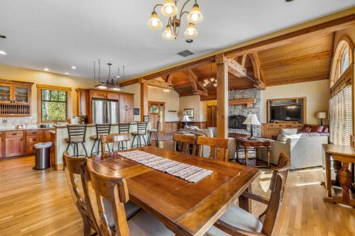 Steelhead Chalet 23 - Tamarack Resort - Deck - Garage - WiFi - Hot tub