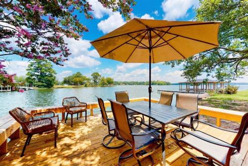 Step-Free Lake Hamilton Retreat: Private Pier, Kayaks & Scenic Views