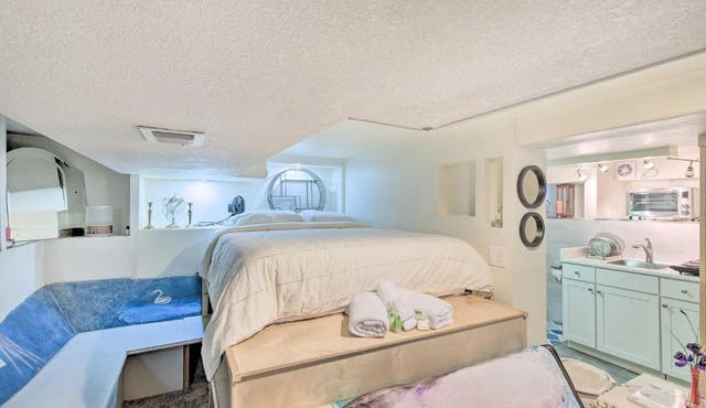 Steps to City Park + Restaurants: Denver Studio