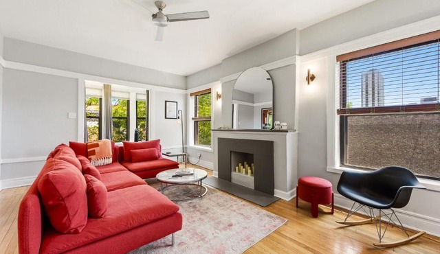 Steps to the Lakefront! This Uptown Beauty is Everything You Need for a Perfect Chicago Getaway condo