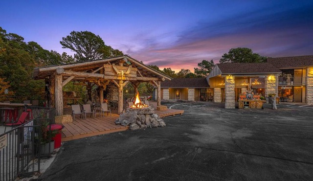 Stonegate Lodge 2 Queen Beds WIFI Roku TV Salt Water Pool Room #202
