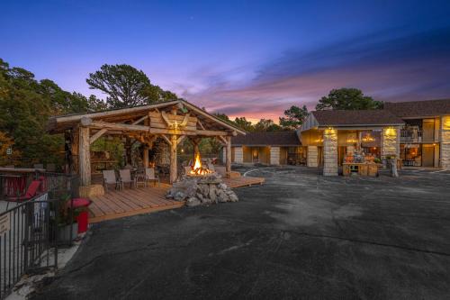 Stonegate Lodge 2 Queen Beds WIFI 50in Roku TV Salt Water Pool Room #105