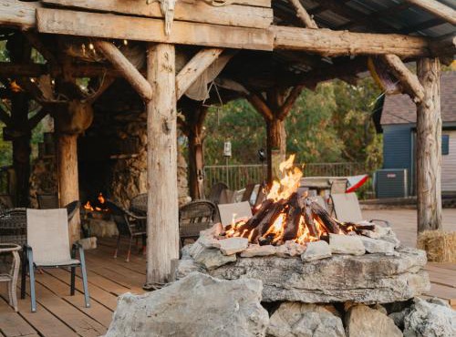 Stonegate Lodge 2 Queen Beds WIFI Roku TV Salt Water Pool Room #106