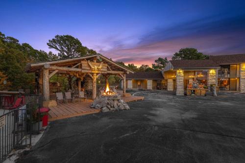 Stonegate Lodge Bear's Den Kitchen, Pool, Firepit, WIFI ,Smart TVs