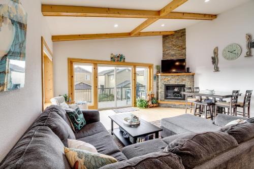 Stroll to Shore: Retreat w/Balcony in Gold Beach