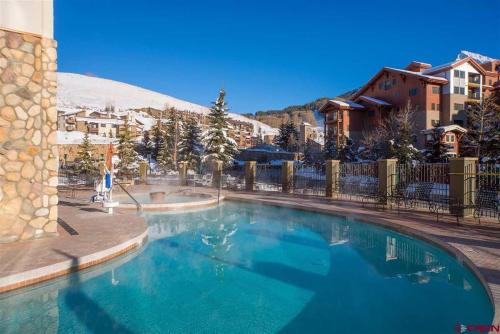 Studio 115 Perfect Location with Pool and Hot Tub