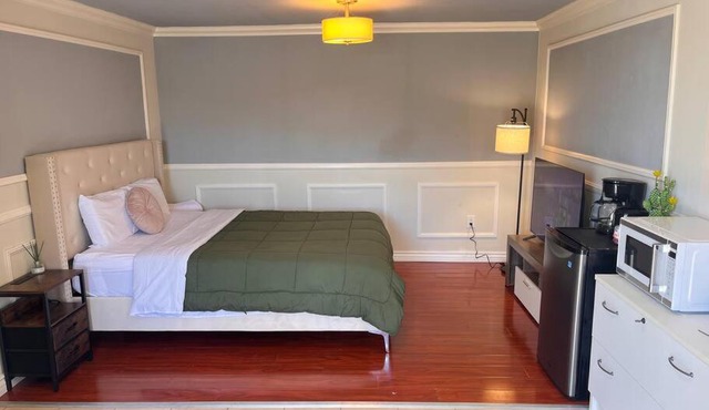 Studio Living,Quiet Neighborhood, Near Airport