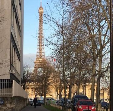 studio pour deux face a la tour Eiffel