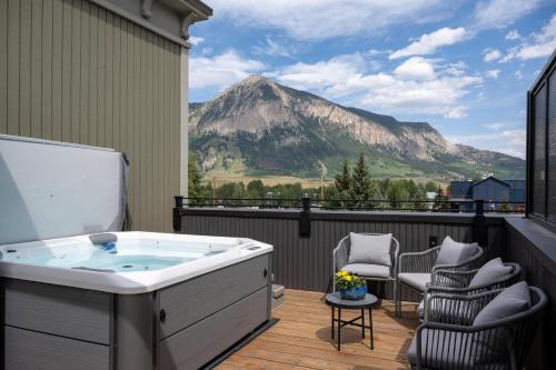 Stunning 3 Bedroom Townhome with Rooftop Patio and Hot Tub
