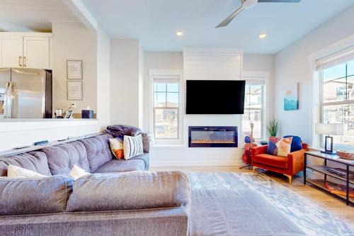 Stunning dog-friendly retreat with large balcony fireplace & mountain views