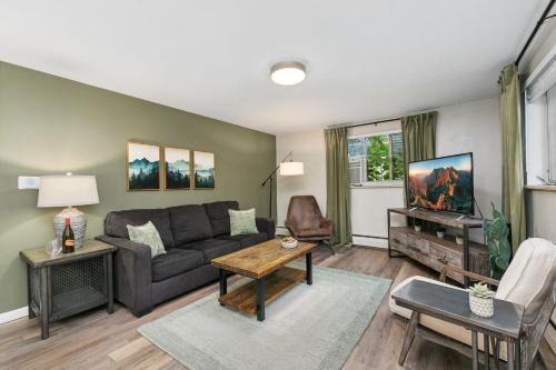 Stunning Downtown Condo - 5 min walk to Old Town!