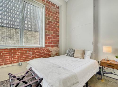Stunning Downtown Studio with Rooftop Patio