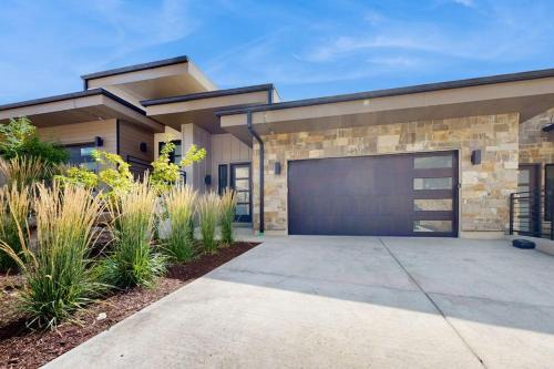 Stunning house with ski & lake views private hot tub private W&D