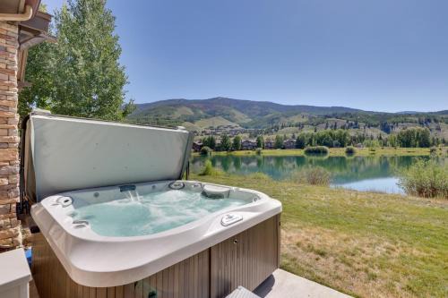 Stunning Mtn Views & Hot Tub: Silverthorne Retreat