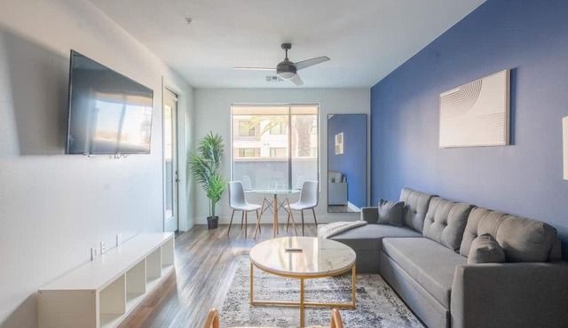 Stylish 1BD - Pool, Gym, Parking, W-D - Sleeps 4