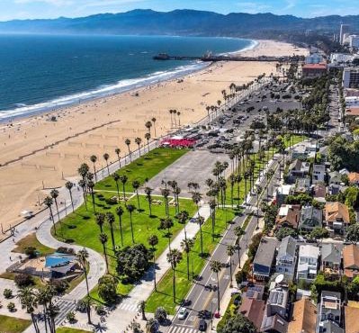 Stylish 2BDR & 2BTH - 15 mins walk to the beach!