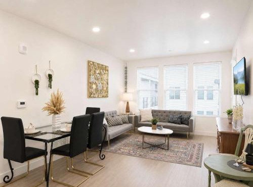 Stylish 3BR 2BT Retreat with Parking Near Temple Sq