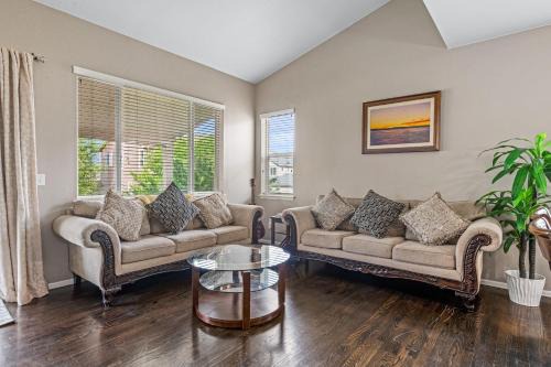 Stylish 4-Bedroom House - Denver Spruce - Parking - Garden - Balcony - Wi-Fi
