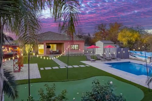 Stylish 4BR Desert Oasis with Pool and Spa Putting Green