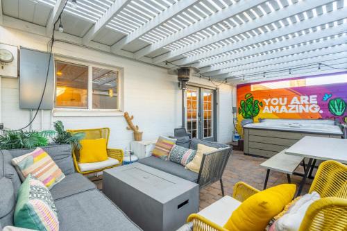 Stylish 4BR Oasis Hot Tub Fire Pit & Arcade