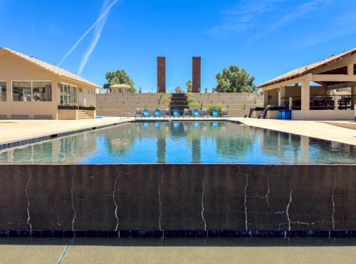 Stylish Condo Beach & Pool Access E202