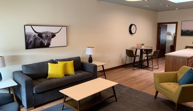 Stylish ground level apartment close to everything