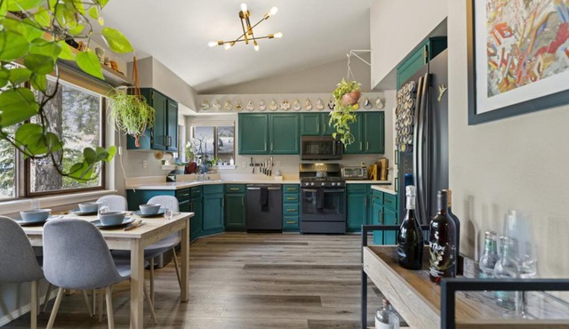 Stylish Home with in Home Gym AC Fully Fenced Yard