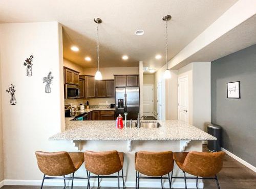 Stylish new home close to downtown