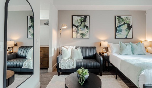 Stylish Studio N Convention Ctr - Pool, HTub More!