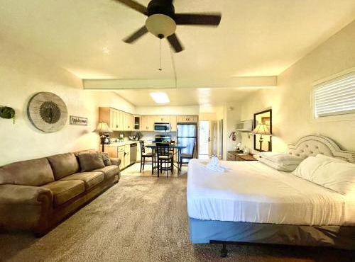 SU13 - Lake view King Studio with full kitchen, deck overlooking Lake Ouachita, king bed and queen sleeper sofa
