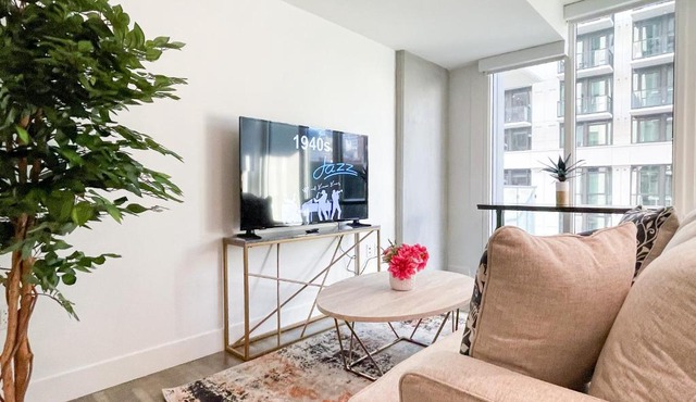 Suite Downtown Pool and Gym Access
