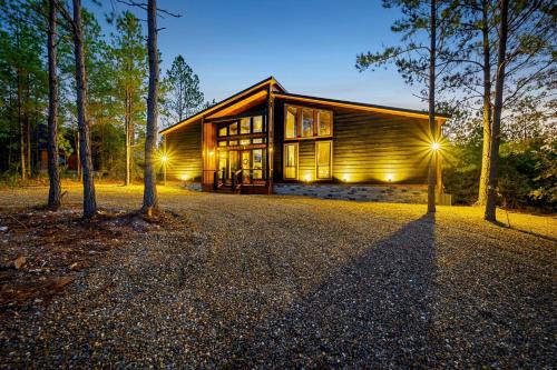 Summer Fun in Broken Bow Luxury Cabin Peaceful Hot Tub, Games