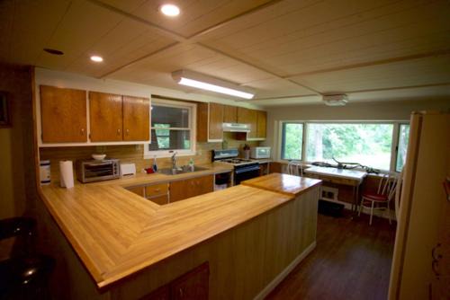 Summer Special 250 per night, White River Float Trips - Charming country 4Bd 2Ba Full House - Near Beaver Lake & Dam and Eureka Springs - 3 boat ramps within 3 miles