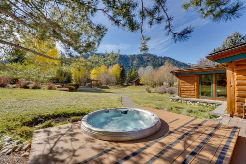 Sun Valley Log Home w/Hot Tub & Mtn Views!