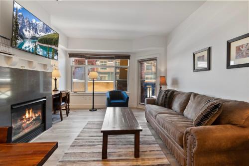 Sundial condo in the heart of Canyons Village, patio, outdoor pool, walk to hiking & biking C107