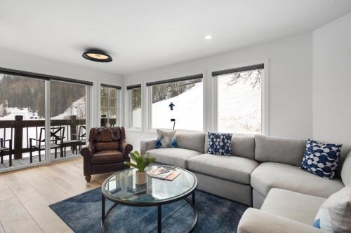 Sunny Condo, Box Canyon Views, Pool & Hot Tub condo