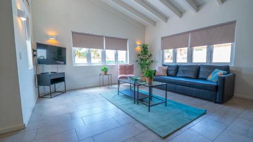 Sunny Eagle Beach Villa - 3 min. from beach