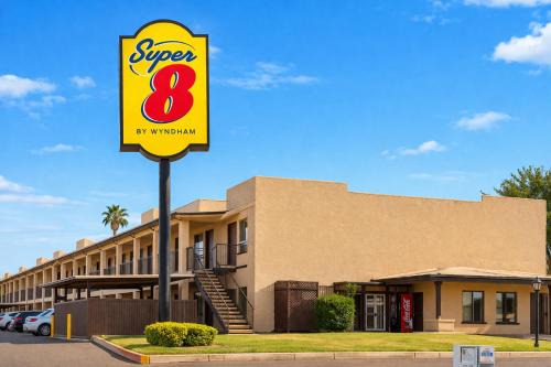 Super 8 by Wyndham Barstow