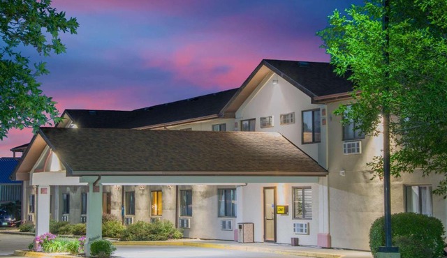 Super 8 by Wyndham Knoxville