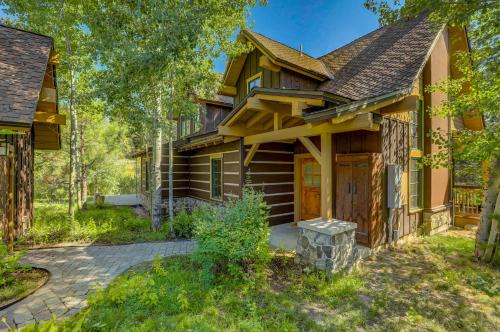 Tamarack Ski Resort Townhome - Elegant couple's retreat - Path to chairlift - Golf