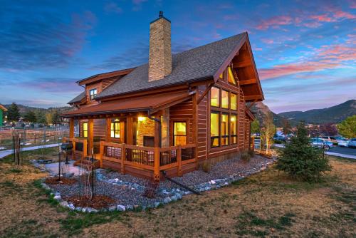 The Bear's Getaway - Jacuzzi, Indoor/Outdoor Fireplace, Fantastic Location!